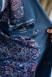 Detailaufnahme vom Bräutigam Anzug bei ziviler Trauung im Stadthaus Zürich, personalisiert