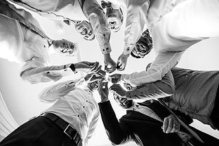 Groomsmen Cheers von unten Schwarzweiss Hochzeitsreportage Seerose Meisterschwanden.jpg