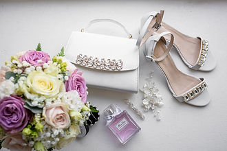 Hochzeitsdetails, Braut Accessoires, Schuhe, Bouquet und Parfum.jpg