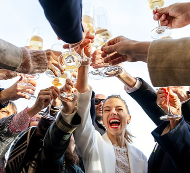 luzern-anstossen-sekt-braut-lacht-hochzeit-aperitif.jpg