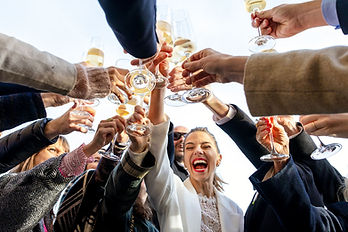 luzern-anstossen-sekt-braut-lacht-hochzeit-aperitif.jpg