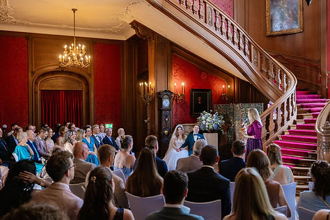 Evelyne Ekdahl von Liebesfeuerwerk leitet die freie Trauung im holzgetäfelten Saal der St. Charles Hall Meggen