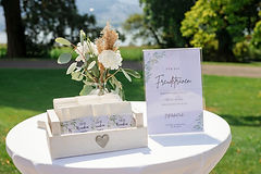 Auf einem weißen Tisch im Garten des Schlössli Utenberg Luzern stehen Taschentücher, Blume