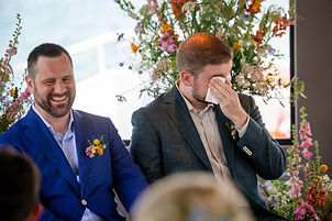 Zwei Männer im Anzug bei der Hochzeit Seerose Meisterschwanden am Hallwilersee, einer läch