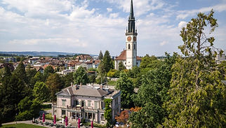 Drohnenaufnahme in Cham von der Villa Villette Park. Fotografiert von Mischa Bättig Hochzeitsfotograf