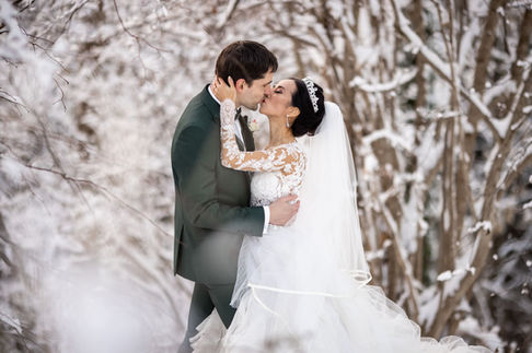 Romantischer Kuss im verschneiten Wald