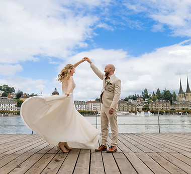 Hochzeitspaar vor dem KKL Luzern mit Blick über den Vierwaldstättersee aufgenommen vom Hoc