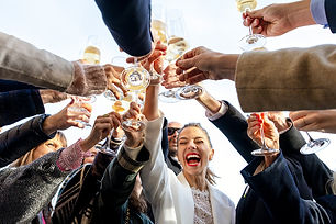Freunde stossen bei ziviler Hochzeit in Luzern mit Champagner an, Perspektive von unten mi
