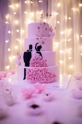 Dreistöckige Hochzeitstorte mit Brautpaar Figur
