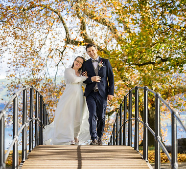 Hochzeitsfotos Villa Villette Cham Brautpaar auf Holzbrücke im Park am Zugersee.jpg