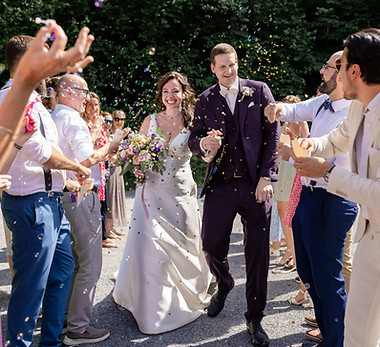 hochzeitsfotograf-konfetti-auszug-spalier-brautpaar im Heuboden Holzhäusern vom Hochzeitsf