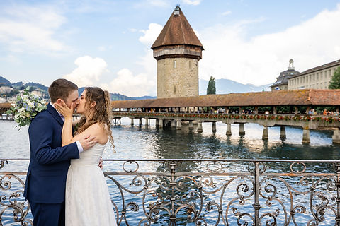 hochzeit-kapellbruecke-wasserturm-luzern-paarfoto. vom hochzeitsfotograf Luzern