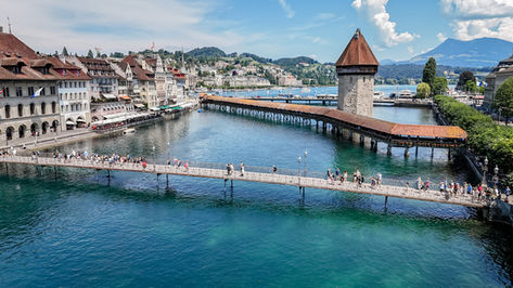 Weitwinkel Luftaufnahme Kapellbrücke und Wasserturm mit türkisblauem Wasser in Luzern