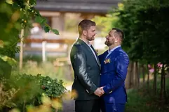 gleichgeschlechtliche-hochzeit-zug-paarshooting-natur-mischa-baettig-hochzeitsfotograf