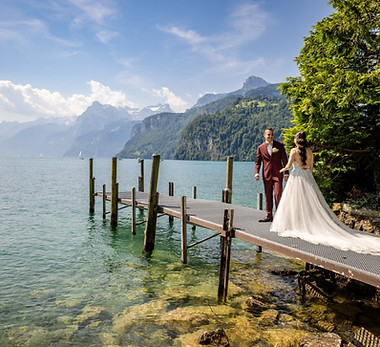 Paarshooting Vierwaldstättersee Brunnen Braut läuft zum Bräutigam.jpg
