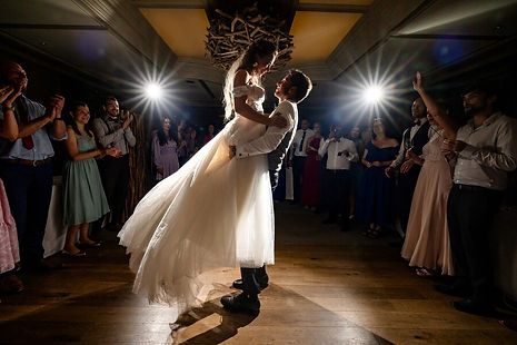 Brautpaar Lift beim Hochzeitstanz Seerose Resort & Spa Meisterschwanden.jpg