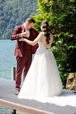 Brautpaar am Steg in Brunnen mit Blick auf den Vierwaldstättersee.jpg