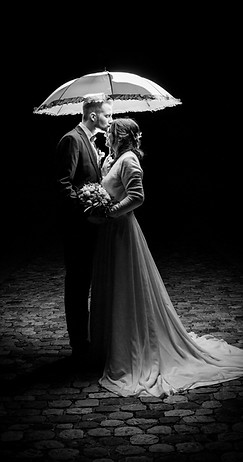 Schwarzweiss Regenromantik auf Kopfsteinpflaster  Hochzeitsfotograf Mischa Bättig.jpg