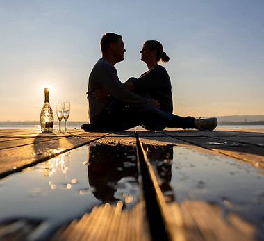 paarshooting-sonnenuntergang-steg-see-champagner-reflexion