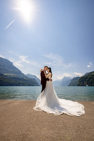 hochzeit vierwaldstaettersee bergpanorama brautpaar umarmung.jpg