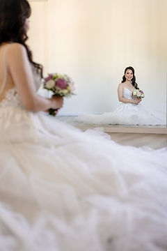 Braut Portrait Getting Ready mit Bouquet in Brunnen.jpg