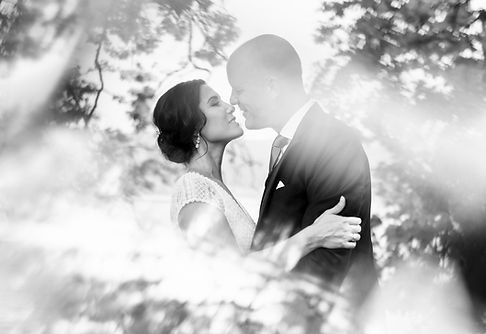 villa_villette_cham_kuss_schwarz_weiss_durch_blaetter_hochzeitsfotograf_mischa_baettig