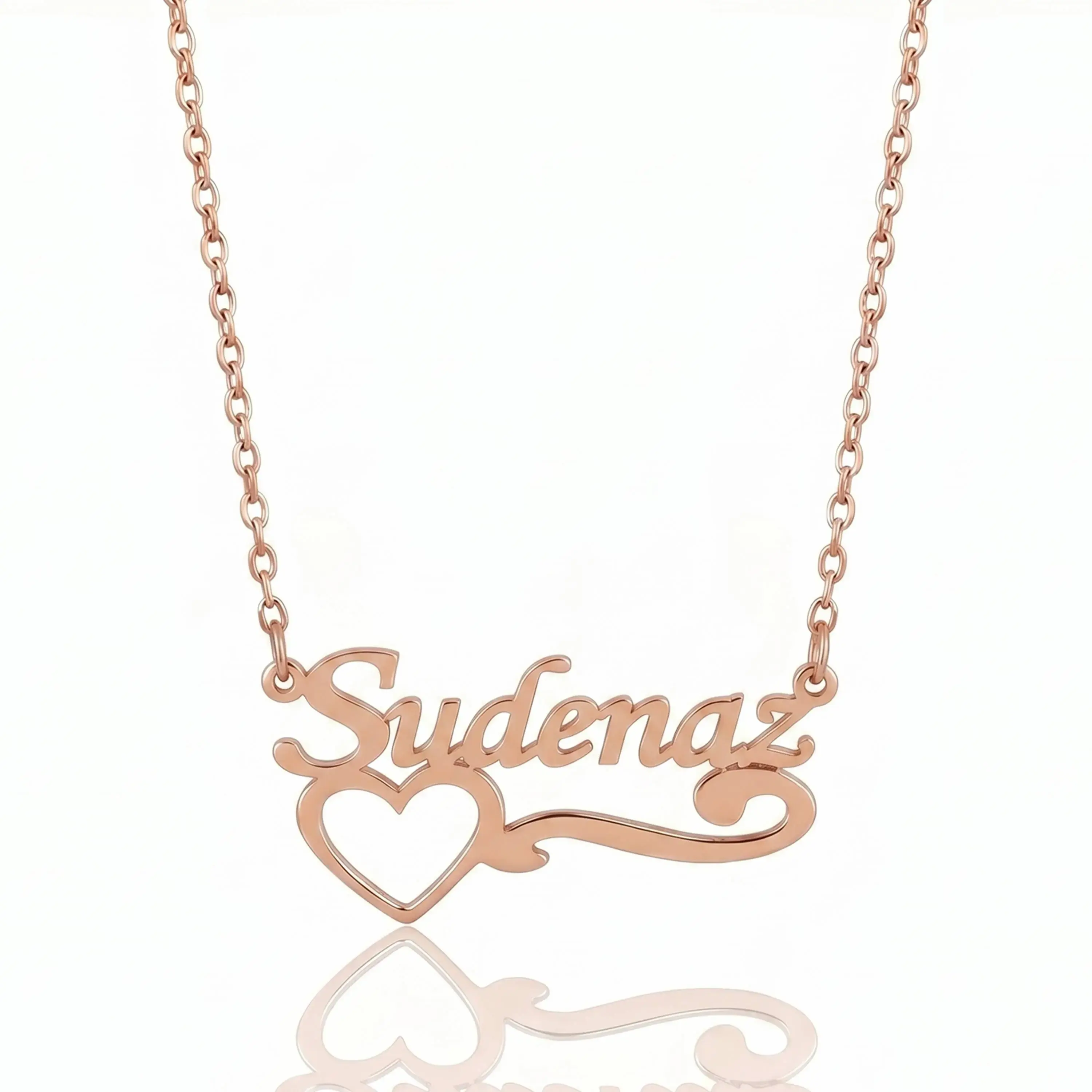 Beyaz arka planda yansımalı rose gold kaplama kalp figürlü Sudenaz yazılı gümüş kalpli isimli kolye modeli.