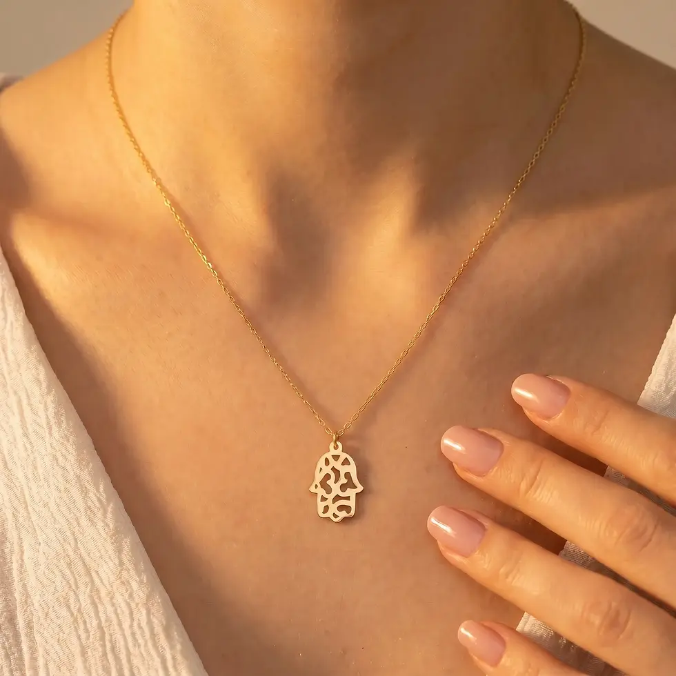 Küçük resim: Model üzerinde minimalist Fatma Eli kolye duruşu, lüks takı kombini.