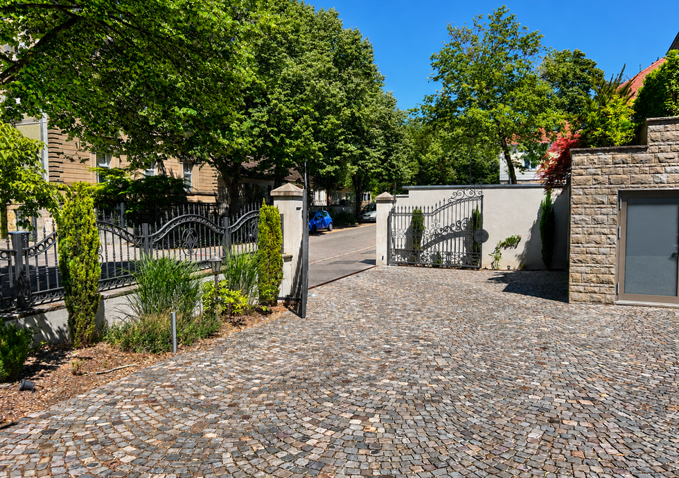 Historische Villa mit repräsentativem Charakter. Die 1896 erbaute Gründerzeitvilla im Heilbronner Osten verbindet eindrucksvoll historische Architektur mit modernem Wohnkomfort. Als denkmalgeschütztes Kulturdenkmal wurde sie aufwendig und behutsam saniert, wobei zahlreiche originale Ausstattungsmerkmale erhalten blieben. Heute präsentiert sich das repräsentative Gebäude als exklusives Mehrfamilienhaus mit besonderem Charme, hochwertiger Ausstattung und nachhaltigem Wert.