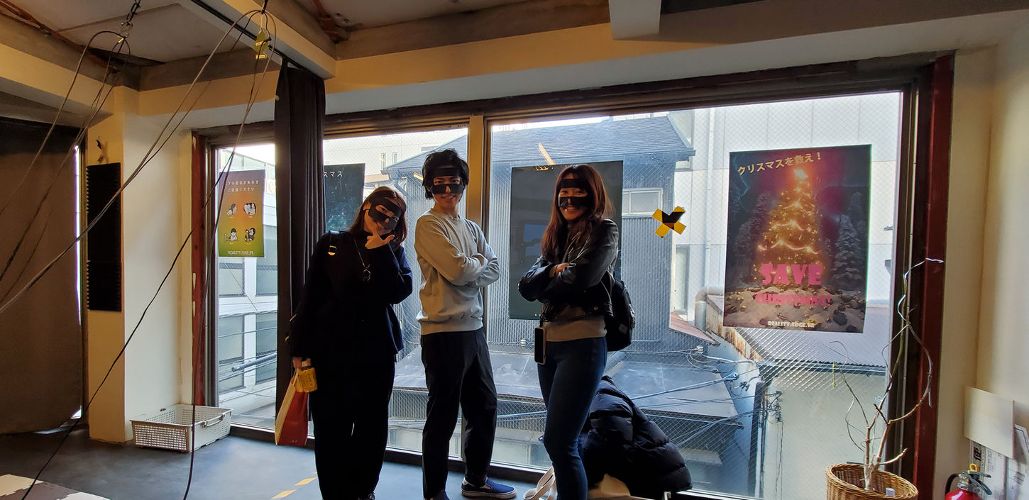 VR密室逃脱ゲームでのチームワークで協力謎解き