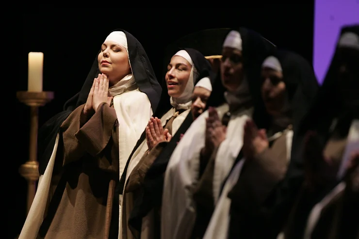 Mme. Lidoine, New Prioress (Marjorie Owens) and the chorus of 'Dialogues of the Carmelites'; photo by Ellen Appel.