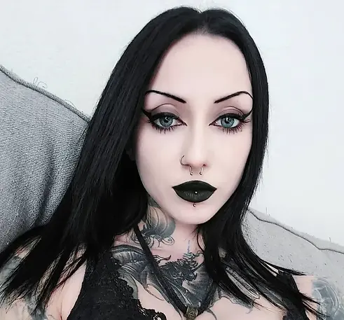 jess tatoueuse balck corner tattoo valence