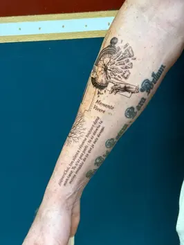 Tatouage de montre main stylisé en traits fins sur avant-bras.