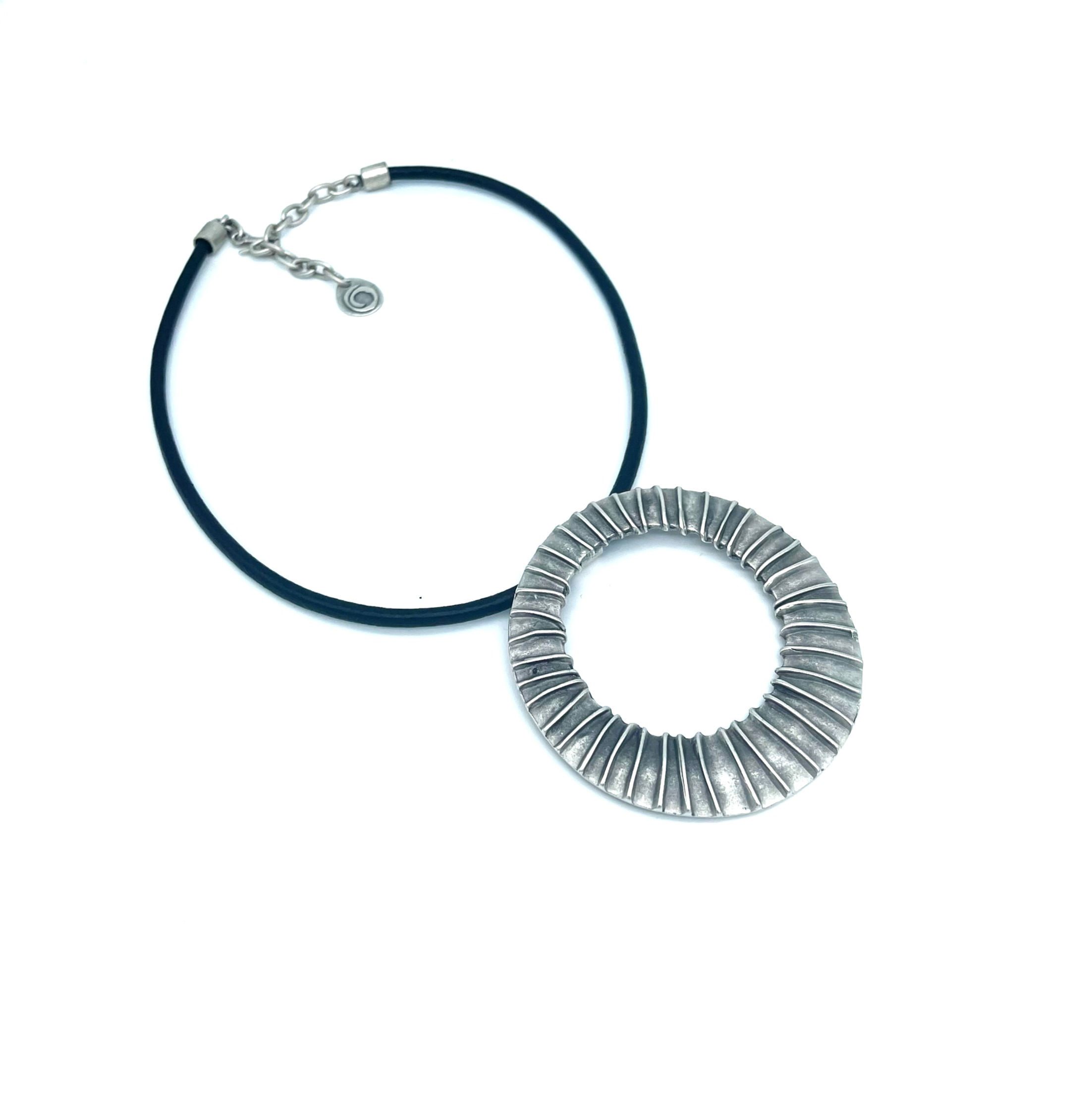 תליון עור שחור