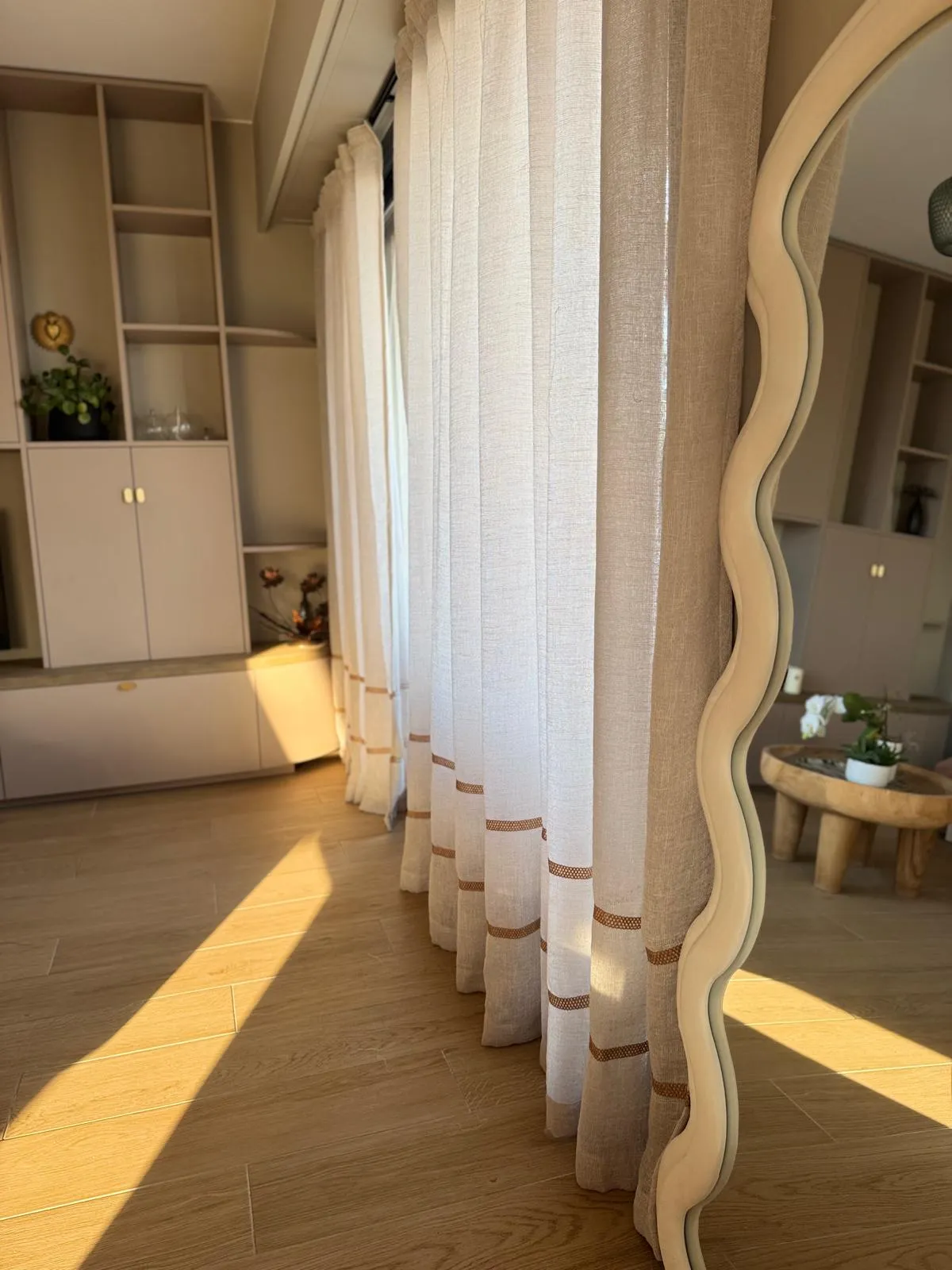 Décorateur choisissant des rideaux sur-mesure pour une fenêtre atypique