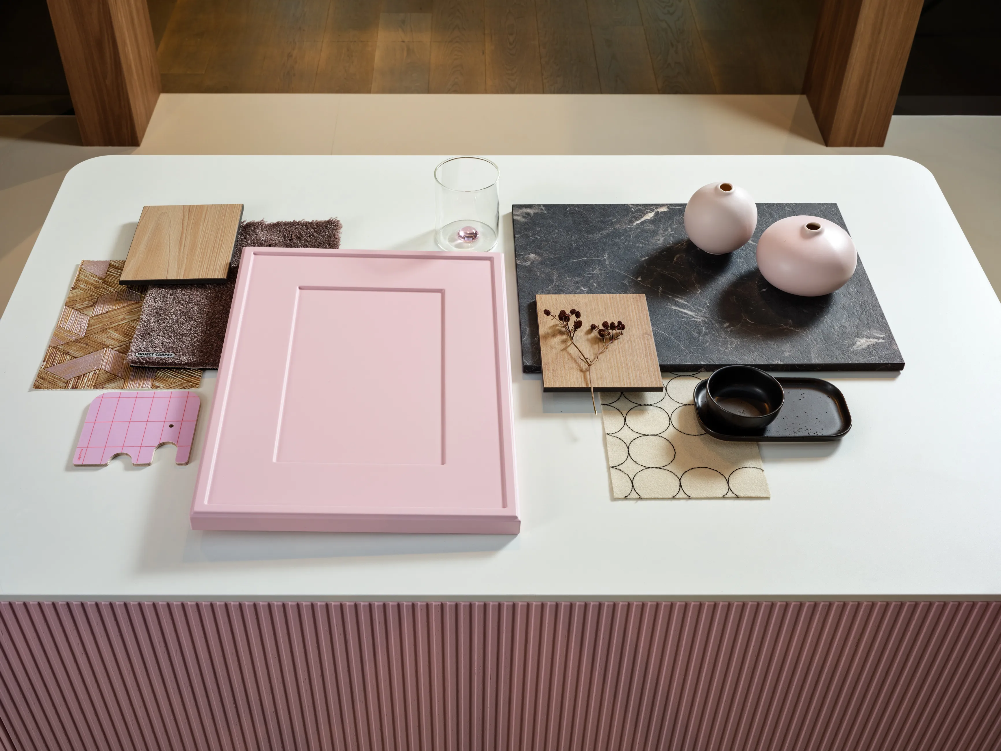 Cuisine LEICHT HYGGE teinté de rosé aux lignes épurées