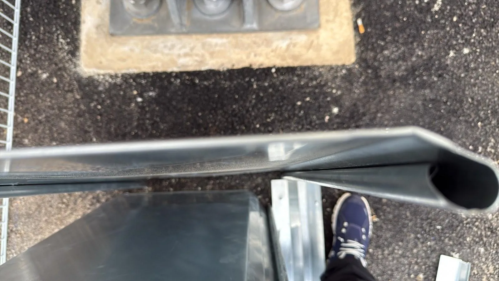 Façonnage sur mesure du zinc pour protéger les poteaux en bois