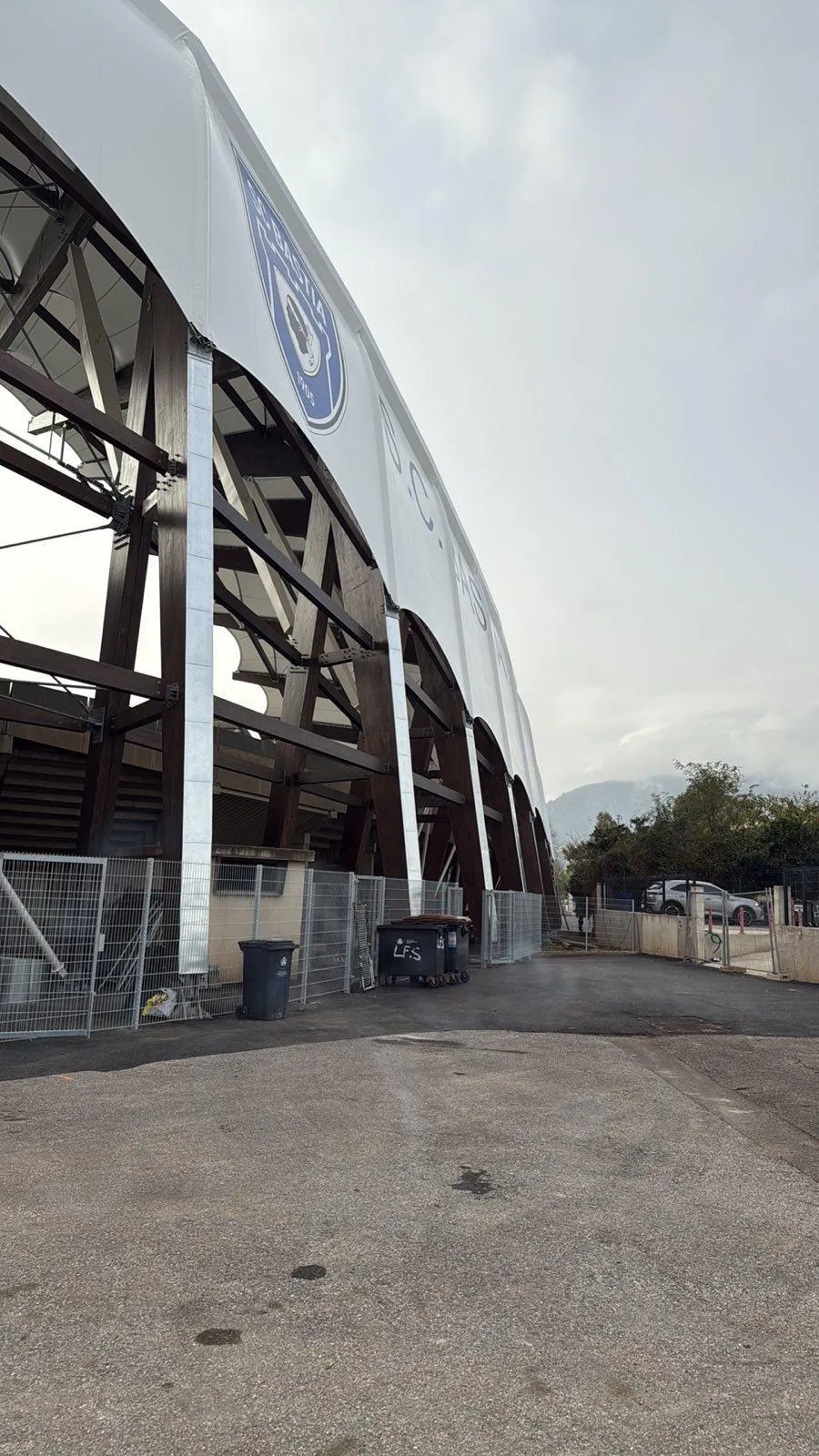 Équipe SFT Toitures sur le chantier de zinguerie du Stade de Bastia