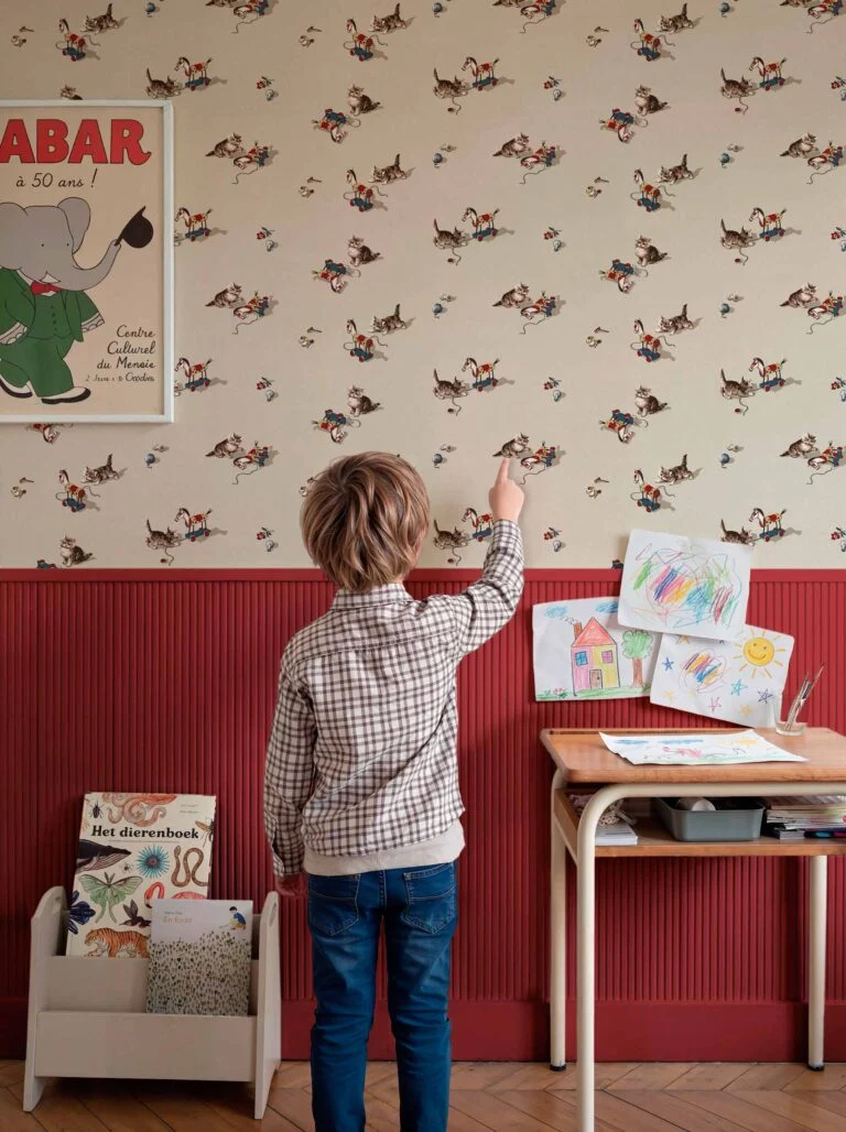 Papier peint Coordonné motif chats et chevaux illustrés fond crème dans une chambre enfant - disponible à Nice chez Atelier Marceau