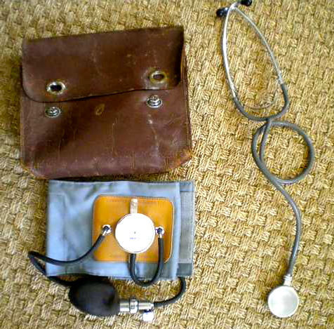 Trousse de docteur avec tensiomètre et un stéthoscope