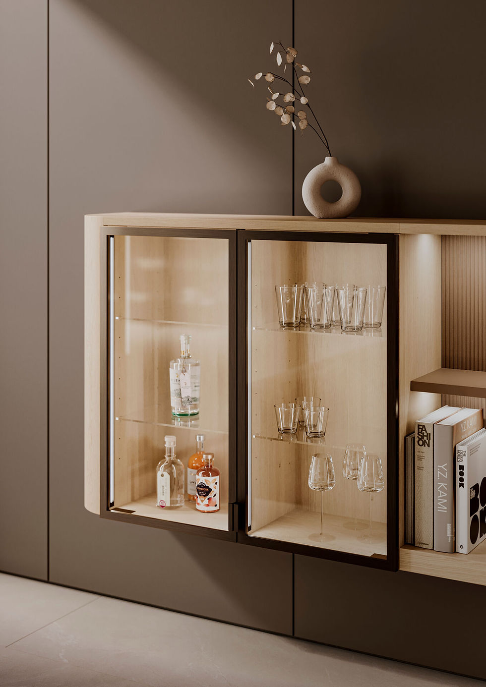 Vitrine Leicht Living VERO en bois clair avec portes en verre et éclairage intégré dans un espace de vie – Ambiance Cuisines Nice