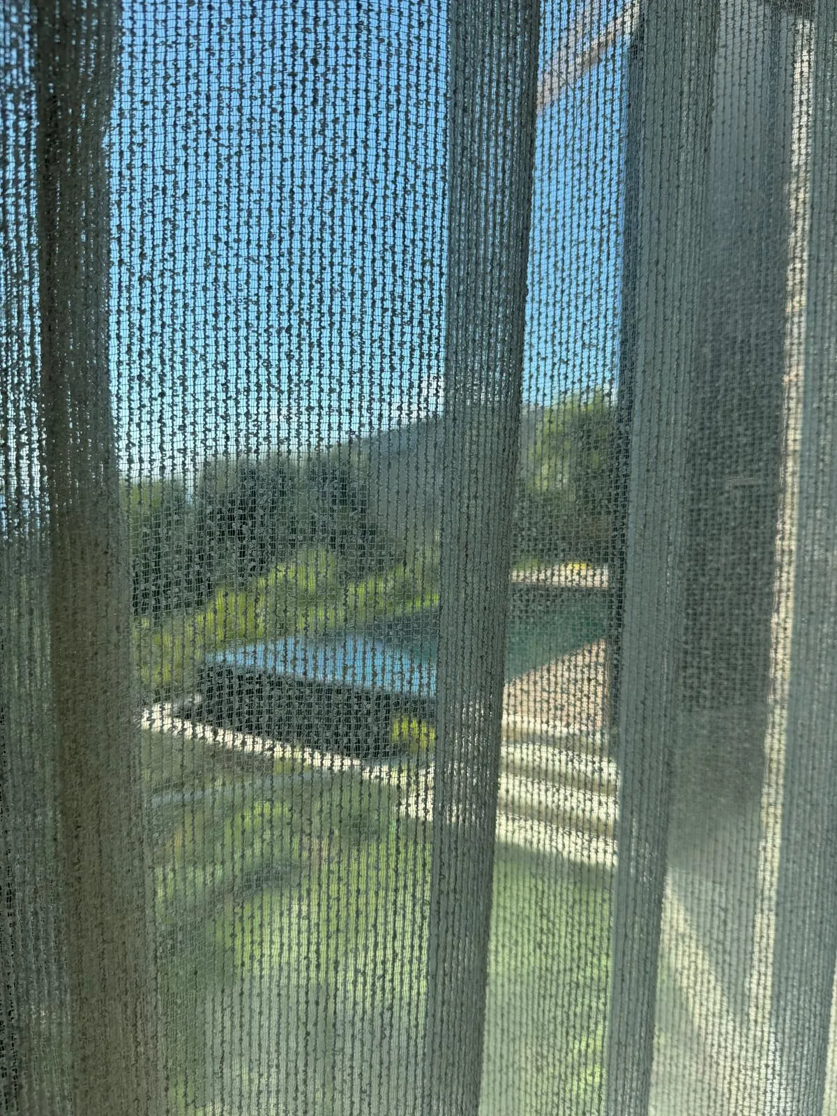 Association de stores et voilages pour un rendu harmonieux