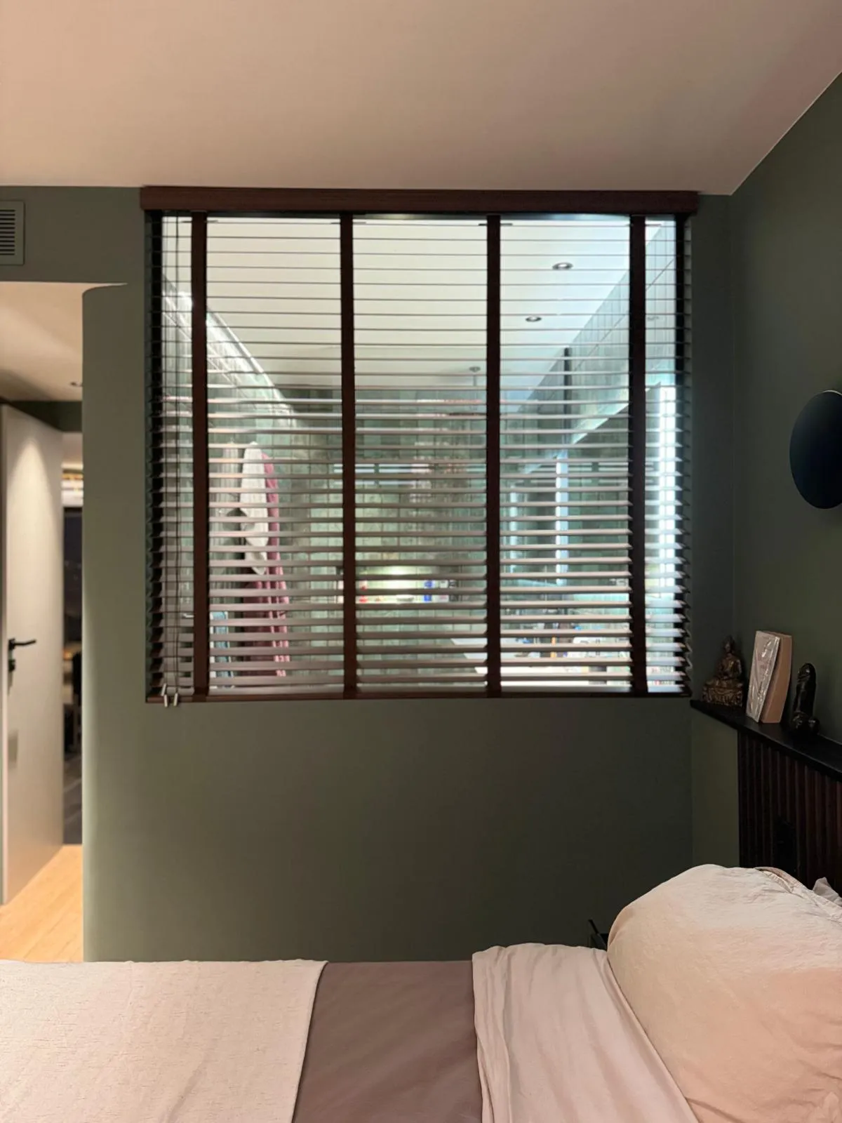 Store enrouleur moderne installé dans un salon contemporain