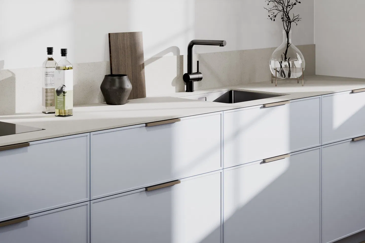 Gros plan façades laquées mat bleu LEICHT HYGGE avec plan de travail pierre — Ambiance Cuisines Nice