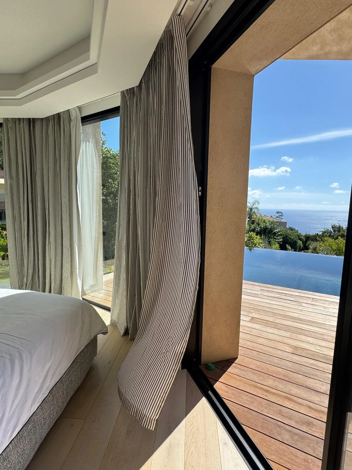 Exemple de réalisation de rideaux modernes dans un appartement niçois