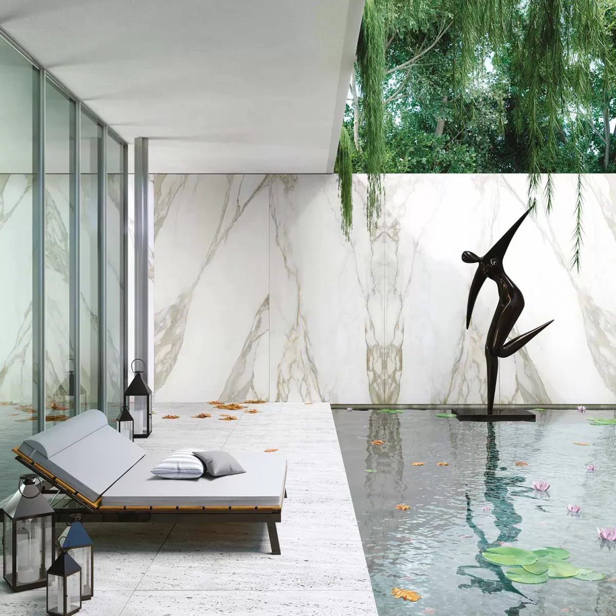 Panneau Ultralight Calacatta Gold de Tecnografica en espace piscine intérieure à Nice, effet marbre XXL sans carrelage pour mur d’eau