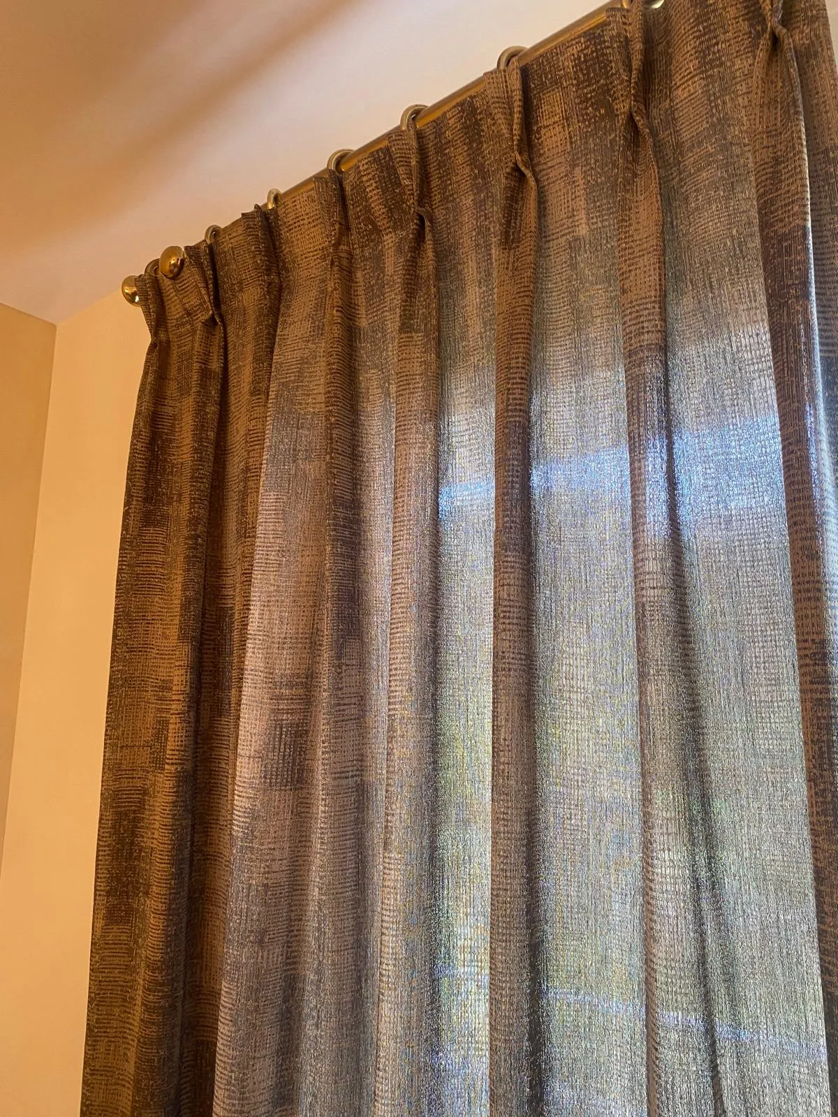 Stores enrouleurs design assortis à des voilages légers