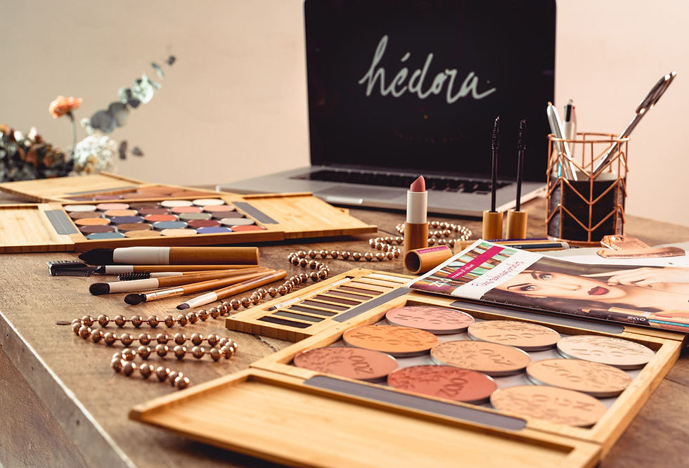 Palette de maquillage et accessoires sur un bureau, formule Total Hédora accompagnement complet