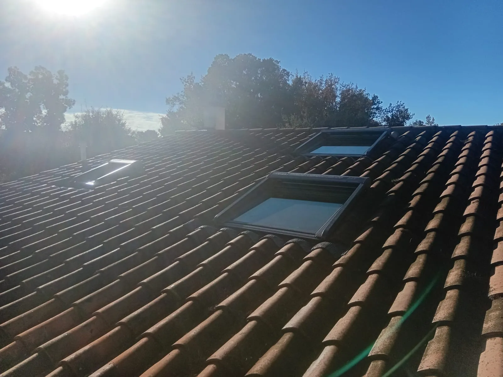 Toiture en tuiles avec pose de trois fenêtres VELUX à Roquefort-les-Pins