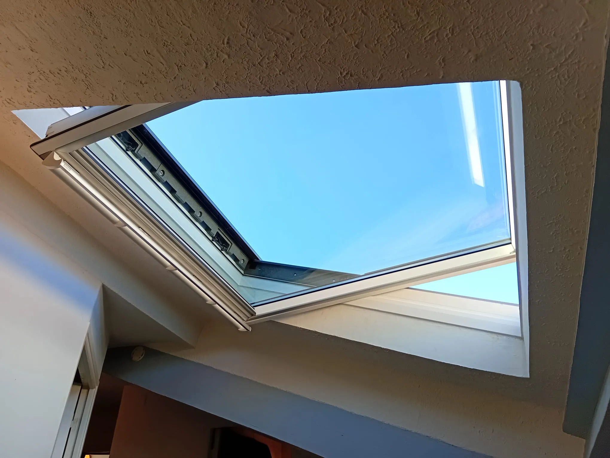 Étanchéité complète d’une fenêtre de toit Velux sur toiture tuiles